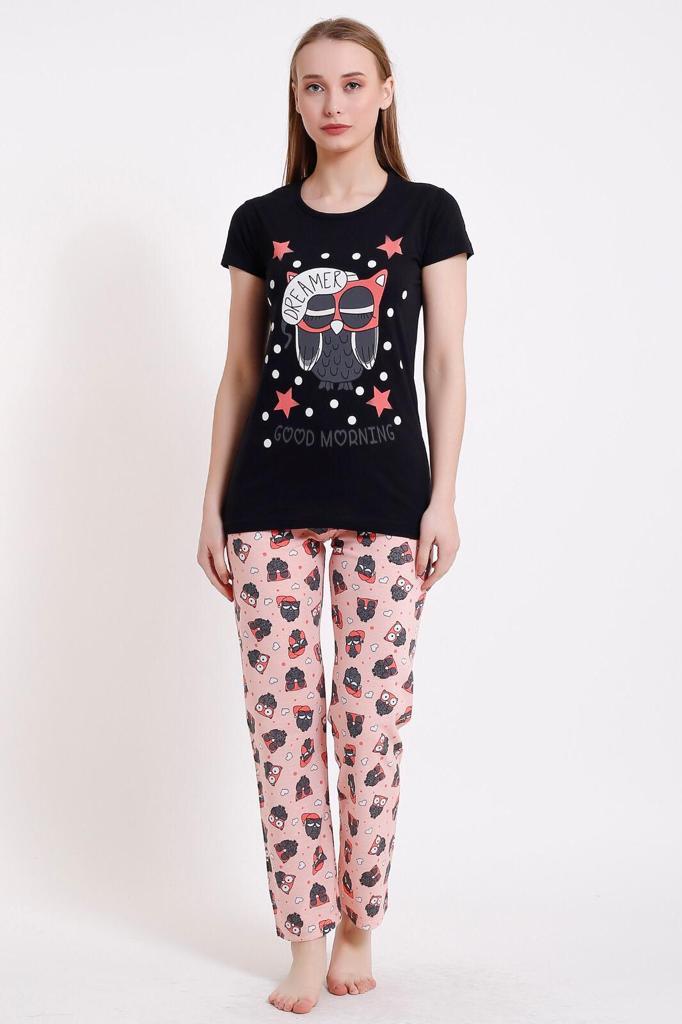 Pijama dama din bumbac ieftina lunga cu pantaloni lungi roz si tricou negru cu imprimeu Dreamer